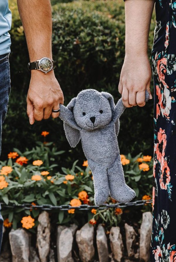 couple's pregnancy announcement photo at Japanese Tea Garden in San Antonio, Texas